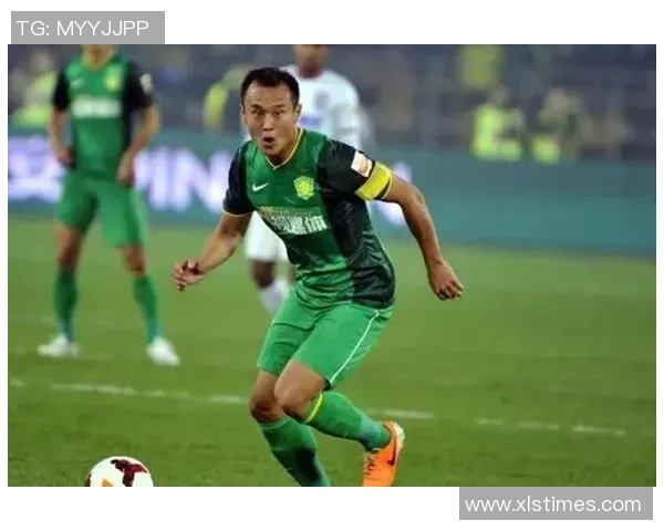 身披绿色战袍的足球巨星如何在绿茵场上展现非凡技艺