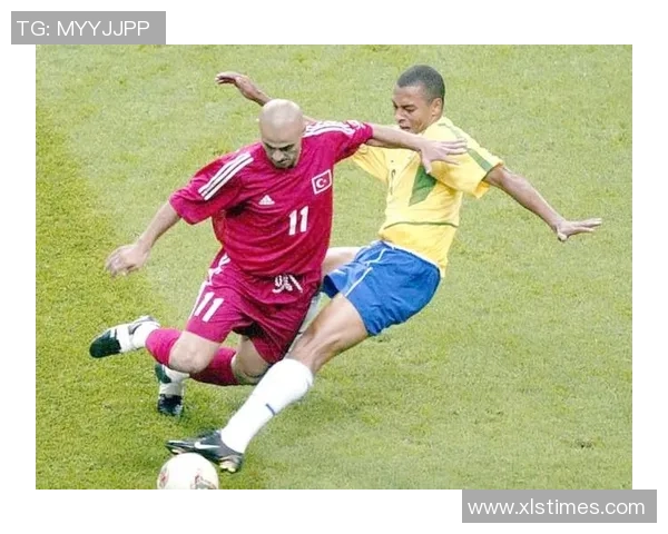 黑白绿茵场上的闪耀之星：足球界传奇球员的辉煌与荣耀